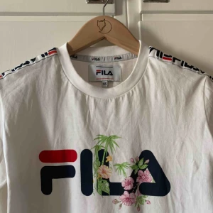  - (Äkta) Långärmad FILA-tröja. Använd 3-4 gånger. Möts upp i Stockholm, annars står köparen för frakt :)