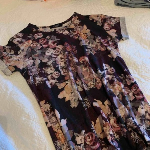  - Supersnygg kortärmad med blommor på🌺 är storlek xs men passar även S då den är lite större i storleken 