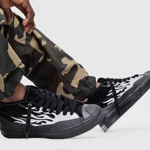  - Säljer mina converse x a$ap nast! Aldrig använda och köpta för 1300kr, man får med ett par extra gröna unika skosnören som man kan se på bild! Skorna passar även en 40! Skriv till mig vid eventuella frågor 💖