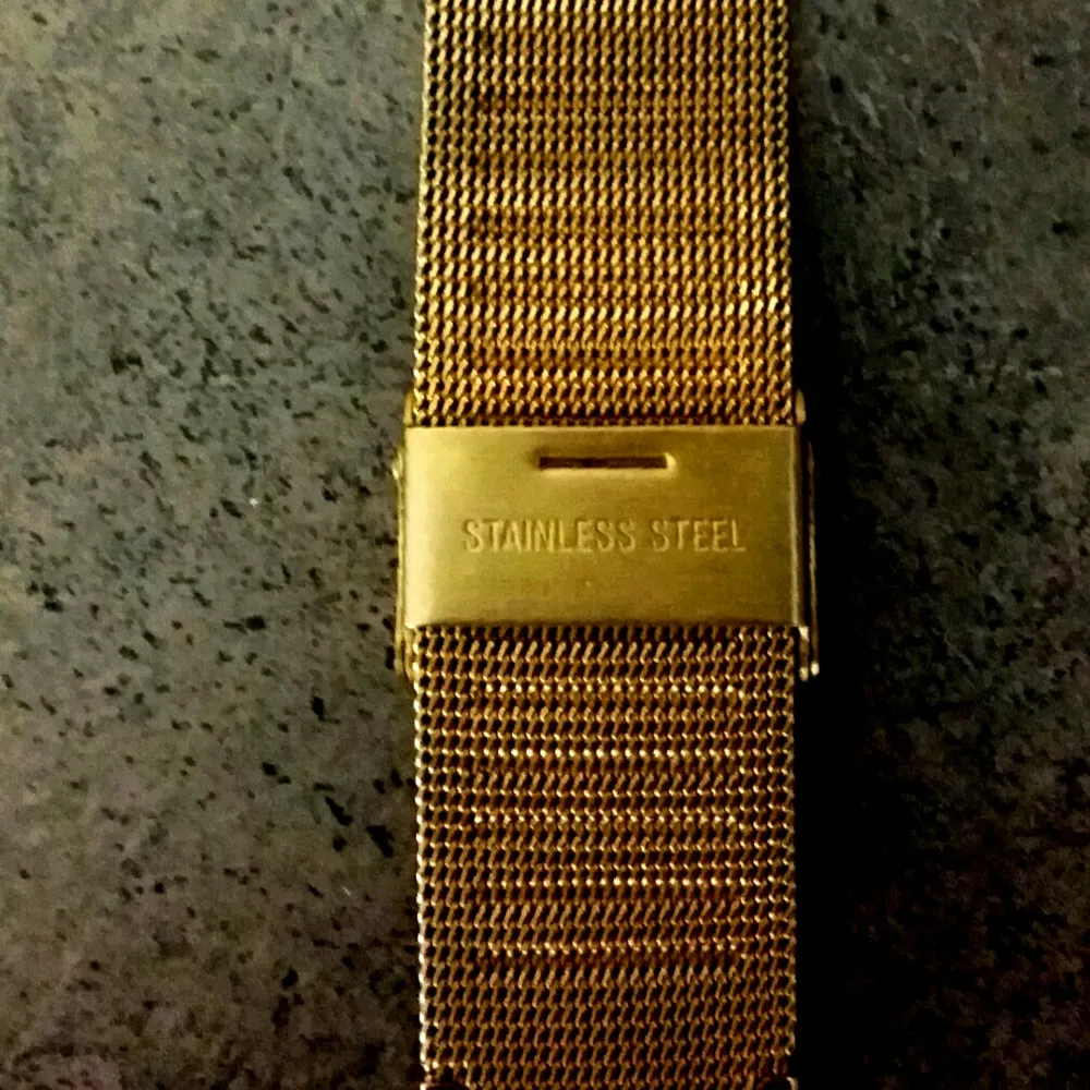 Nando Gold heter klockan från cheapo brands.. Jag köpte den på junkyard för ett tag sen för runt 999kr.OBS! detts är den stora modellen med stor urtavla till män. Men även i unisex om man så vill.. såklart.  Ny skick . Accessoarer.