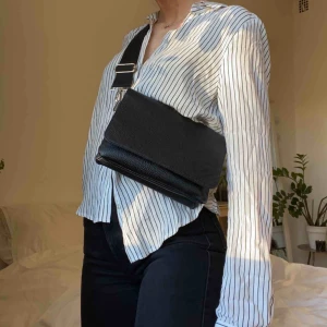  - Finare skjorta i otroligt material - vit med blåa ränder💘💘