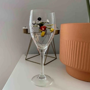  - Drick vin med klass. Lasse Åberg vinglas. Frakt tillkommer