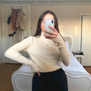 - Skön turtleneck tröja från chiquelle✨ storleken är onesize men passar som S/M och är väldigt stretchig 