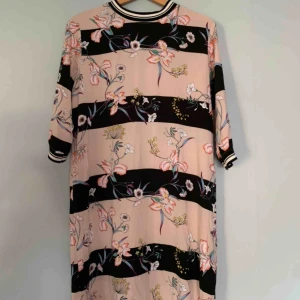  - T-Shirtklänning som mixar söt och cool, rak modell skitsnygg till sneakers!  princip nyskick, använd 2 gånger. Säljer pga för liten. Frakt tillkommer, kan mötas upp i Göteborg