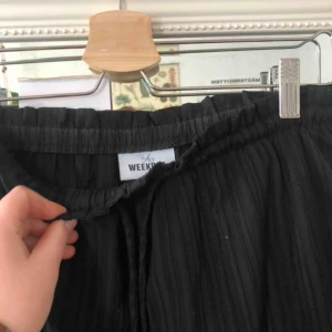 - Svårfotade byxor från Weekday! Skönaste byxan i stan. Strl 36 men passar allt frön XS-L pga snörning i midja och vida ben! Använda fåtal gånger, funkar både till fest och i soffan 🤪 nypris runt 450kr. Köpare står för frakt!