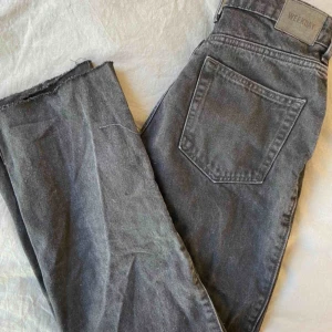  - Jeans från Weekday, säljer pga dom är lite stora på mig.  Jag har klippt av längst ner så de kanske går som en 27/30 istället! 🥰 (Jag är 170cm och de går ner till ”knölen” på foten haha)