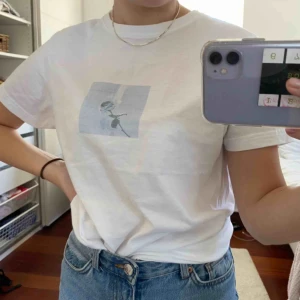  - Sjukt snygg T-shirt från ett uf företag förra året. Köpte den för 200kr. Passar till xs/s