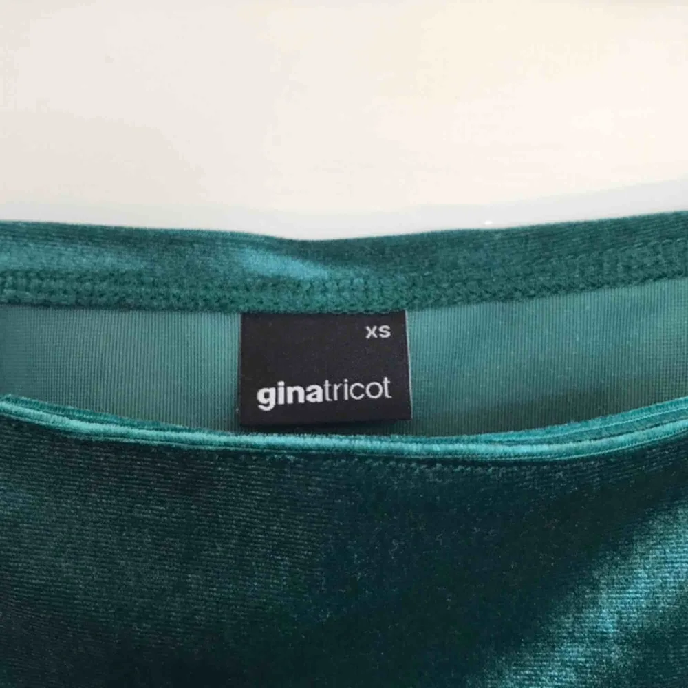 Grönt linne från Gina Tricot i sånt ”velvet” material. Linnet har extratyg runt brösten så man behöver inte ha BH på sig ✨. Toppar.