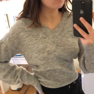 Stickad tröja  - Stickad tröja från Bik Bok i stl S. Använd endast en gång. Köparen står för frakt. 