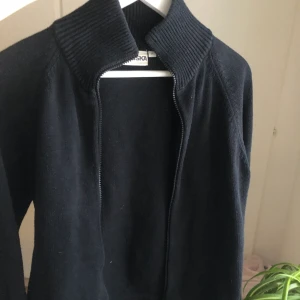 Svart kofta - Svart kofta/zip up köpt second hand i väldigt bra skick! Är i stl m men skulle snarare säga s, frakt tillkommer om man inte kan mötas upp i Gävle!☺️