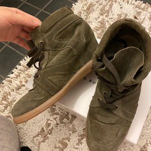 Isabel marant liknande skor - Jätte snygga och sköna militärgröna skor. Isabel marant liknande. Jättebra skick :)