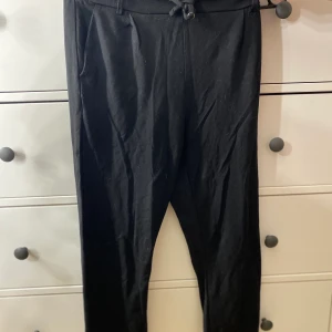 Kostymbyxor i nyss material  - Kostymbyxor i mjukt material, i storlek S/M. Fint skick, 40 kr🛍