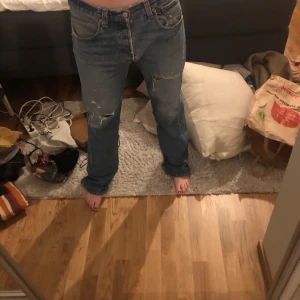 Levis jeans - Ett par ljusa Levis jeans 501 köpta på second hand! Lågmidjade och långa i benen! Hör av er vid intresse😇