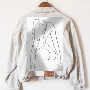 Vit jeansjacka med motiv - Jag har köpt vita jeansjackor, 2st i oversized storlekar och textilfärg. Jag tar gärna beställningar, utgångspris 280. Jag kan göra villet motiv som helst, baksida och framsida. Mer av min konst @abstractrealissm på IG :D (Obs. Köparen står för frakten) 