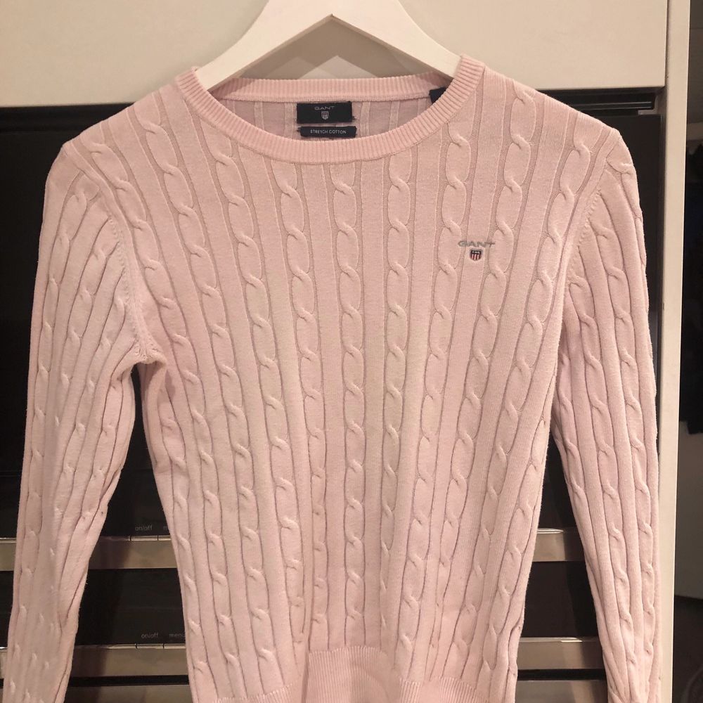 En fin rosa äkta gant tröja i använt skick. Nypris ligger på 1 299kr och jag säljer den för 300kr. Tröjor & Koftor.