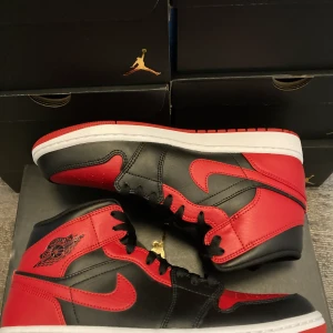 AIr Jordan 1 Mid Banned  - Hej. Jag säljer några helt nya par Air Jordan 1 Mid ”Banned” i storlekarna 36,5, 43, 44 och 44,5.         Skriv gärna om du har frågor eller vill ha flera bilder. Fraktar samma eller nästa dag efter betalning.    Storlek 36,5 och 43 är sålda