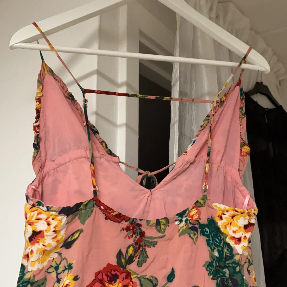 Rosa klänning med blommönster i storlek S - 91