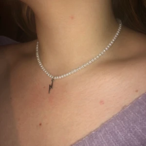 Pärlhalsband  - Halsband med glaspärlor, liten blixt och lås 💗 69 kr ✨ Frakten kostar 15 kr 💖 Kontakta mig vid frågor eller köp! 🥰🥰