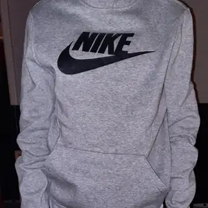 det är en grå hoodie med märket Nike, säljer denna för den inte passar mig riktigt. det är en tröja köpt på killavdelningen men den passar såklart till tjejer.