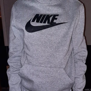  grå Nike hoodie, storlek xs - det är en grå hoodie med märket Nike, säljer denna för den inte passar mig riktigt. det är en tröja köpt på killavdelningen men den passar såklart till tjejer.
