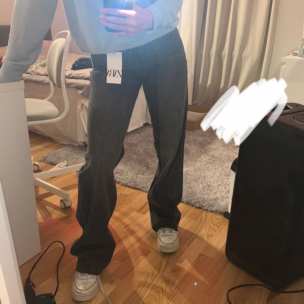Slutsålda och väldigt efterfrågade GRÅA jeans. Helt oanvända, oklippta och alla prislappar kvar. Säljer enbart vid bra bud! Bytes även mot en 34 om någon har. Säljer även ett par i samma modell men i färgen ”dover blue”. Tveka inte på att höra av er. . Jeans & Byxor.