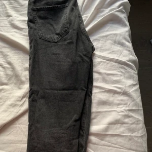 Mom Jeans Från Gina Tricot! - Säljer de här supersköna mom jeansen från Gina då de numera är för små för mig. Färgen var ”urtvättad” vid köp och har behållits väldigt bra! Använde de väldigt mycket men ingenting som syns. Köpte för ca 500kr och säljer för 199kr exklusive frakt som köpare står för. Bara att skriva om det är några funderingar!💙