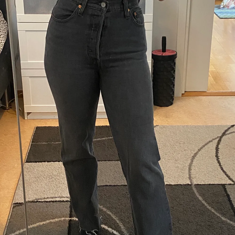 Gråa jeans ifrån levis i modellen ribcage straight! Jag är 163 cm lång. Använda max 2 gånger, nypris: 1199kr!!!❤️. Jeans & Byxor.