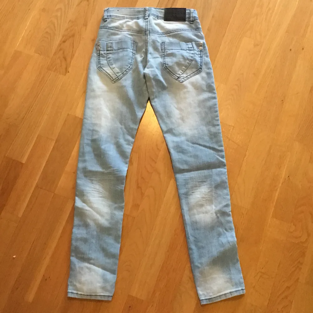 Ljusblå, ”solblekta” jeans med dragkedja nertill. Storlek XS. Knappt använda. . Jeans & Byxor.