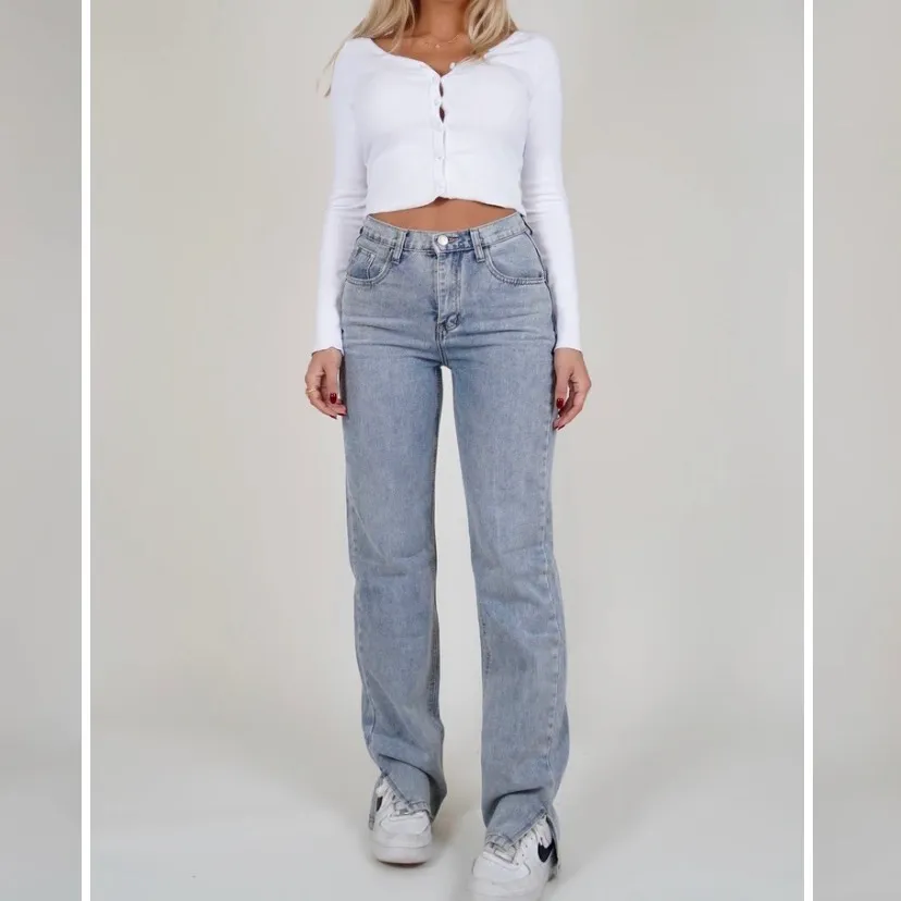 Ljusblåa jeans med slits från Venderby’s i nyskick. Aldrig använda och har prislappen kvar. Nypris 700kr ink frakten, skulle säga att dom är lite små i modellen. Jeans & Byxor.
