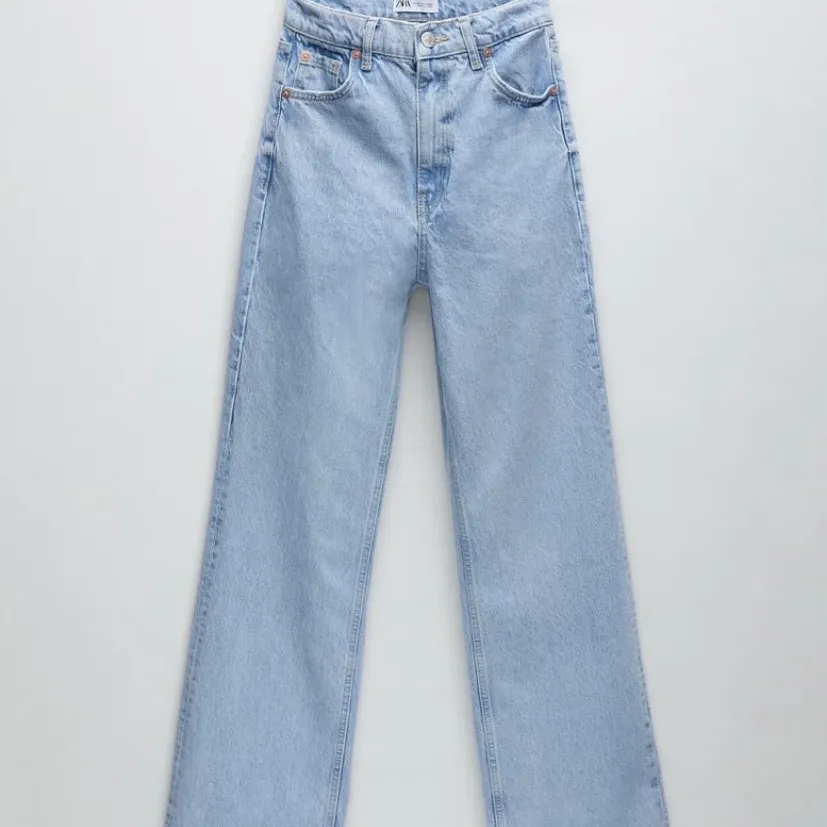 Ljusblåa långa jeans från zara. Använda 1 gång. Nypris 399kr. Jeans & Byxor.