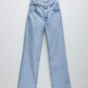 Ljusblåa långa jeans från zara. Använda 1 gång. Nypris 399kr