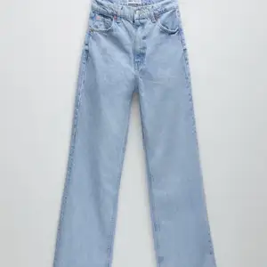 Ljusblåa långa jeans från zara. Använda 1 gång. Nypris 399kr