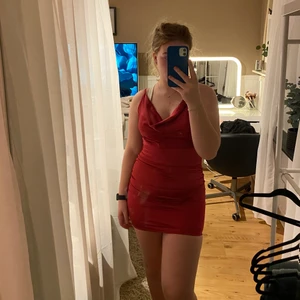 Satin klänning - Röd/mörkrosa satinklänning i storlek 10/36. Unik halsringning & klänning har som ”resor” på sidorna för att få en snyggare passform & fall på klänningen. Köpt för 299kr. Skriv för fler bilder/information!