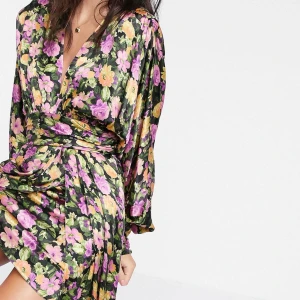 ASOS klänning  - SÅ fin och unik klänning från ASOS. Strl 38 True to Size. Nypris 520kr använd 1 gång. 