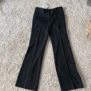 Svarta raka kostymbyxor - Säljer dessa ursnygga svarta kostymbyxor från zara. Raka, något lågmidjade byxor av riktigt bra material. Aldrig använda, med prislapp kvar. Köpt för 559kr. Säljer pga för små. (Pris kan diskuteras)