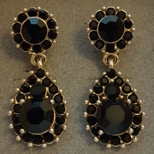 Lily and rose Sofia Jet/Jet Gold örhängen - Vackra örhängen från Lily and rose som är använda ett fåtal tillfällen och är i perfekt skick⭐Slutsålda i butik. Köparen bestämmer om hen önslar vanlig eller spårbar frakt, således är fraktkostnaden ungefärlig. Se gärna mina andra annonser, samfraktar såklart om så önskas.