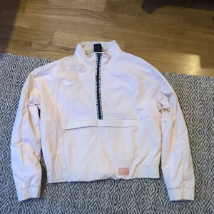 Nike träningsjacka storlek XS - Så snygg träningsjacka från Nike storlek XS. Väldigt fint skick.
