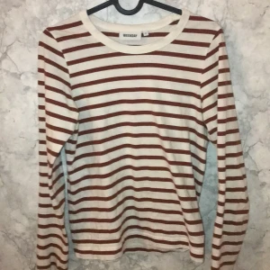 Brun randig tröja  - Denna fina mjuka tröja säljer jag pga att den inte är helt min stil! Den är väldigt mjuk och skön! Säljer den även i svart! Skriv om ni är intresserade❤️❤️❤️