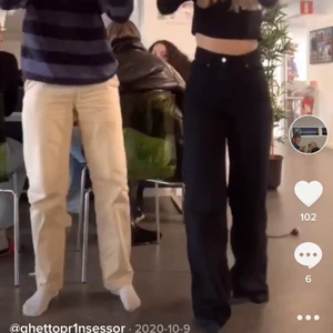 Raka svarta jeans! Zara  - Jag säljer mina älskade raka svarta jeans ifrån zara som är slutsålda. De är väldigt långa för mig, använt de några gånger men är fortfarande i fint skick. Jag säljer dessa då de inte kommer till användning tyvärr ☺️skriv för fler frågor 