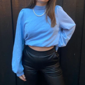 Ljusblå tjocktröja från Monki - Favvo tröjan från Monki! Storlek xs och ljusblå, använt en del men är i väldigt bra skick. Vid stort intresse kan ni buda men börjar på 80!