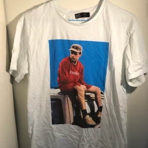 Tröja - Cool tröja men härligt tryck! Har en liten fläck längst ner på tröjan men som jag nog tror går att bleka bort om man vill