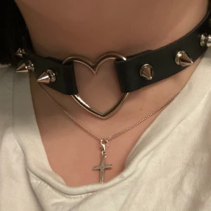 choker - choker med spikes. kan justeras. endast använd en gång. 100kr inklusive frakt. pm för mer info <3