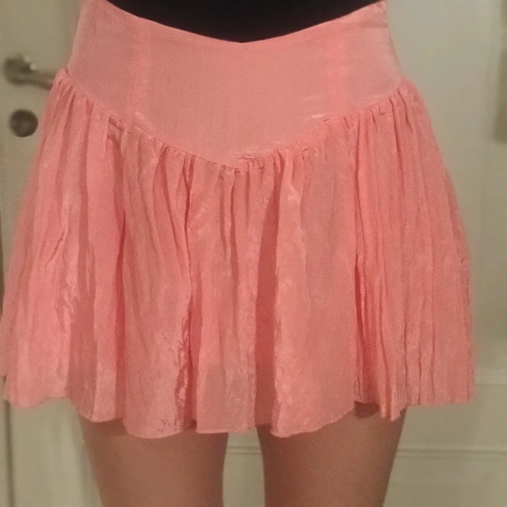 Superfin rosa kjol. Helt oanvänd med prislapp kvar. Säljer då den var kort på mig. Stl L men mycket liten i storlek och sitter som en M. Frakt tillkommer. Nypris 299kr. Kjolar.