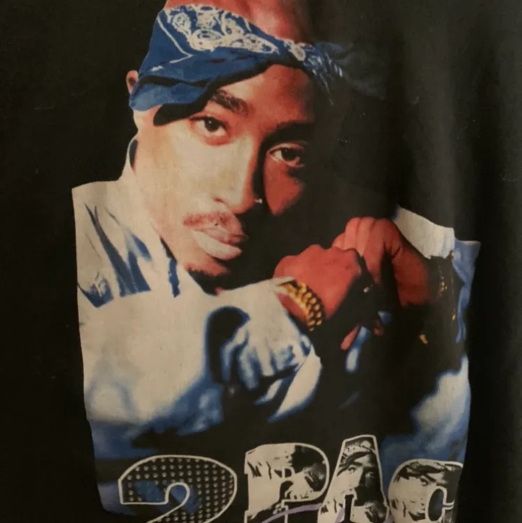 Tupac T-shirt från Beshka. Storlek S men är oversized, passar M eventuellt L också. Nyskick. Köpare står för frakt 💕. T-shirts.