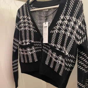 Kofta - Säljer denna kofta som jag aldrig använt. Prislapp är till och med kvar. Köpt för 300kr. 