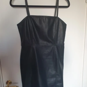 Svart klänning♡ - Svart klänning i läderimitation (inte riktigt) ♡ sitter jättefint på kroppen 💞 står 42 men mer som en M♡ köpare står för eventuell frakt♡