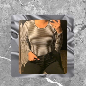 Tröjor  - En randig lång tröja som passar under en svart eller vit tröja. Storlek S på alla, randig tröja 50kr och t-shirt 45kr. Eller allt för 110kr. Frakt kostnad 45kr (79kr för allt) 