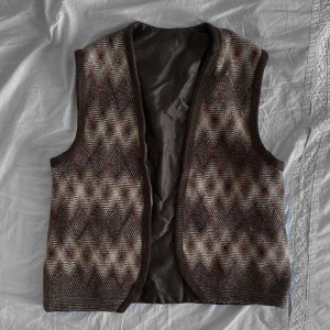 Väst - Nyskick brun väst, knappt använd. Går bara att ha öppen