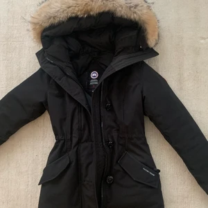 Canada goose jacka  - Säljer min fina Canada goose jacka i modellen Ross clair parka. Storlek xxs men passar även i storlek s. Jackan är köpt från Nk för 10.000kr och nu säljer jag den för 7500. Du får med dig kvitto! Skickar bara bilder för seriösa köpare