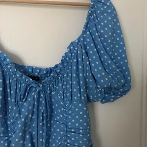 Klänning från Zara - Klänning från Zara i storlek L, liten i storlek enligt mig. Köpare står för frakt